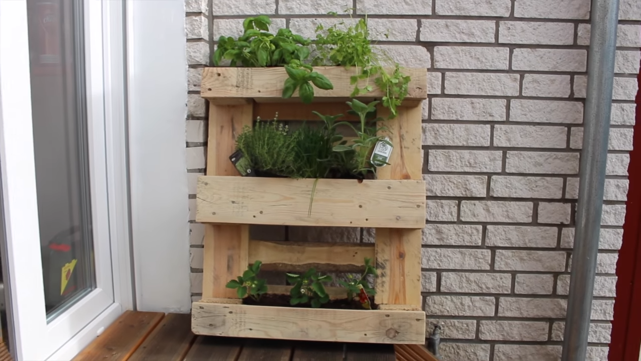 DIY Vertical Pallet Garden for Small Spaces